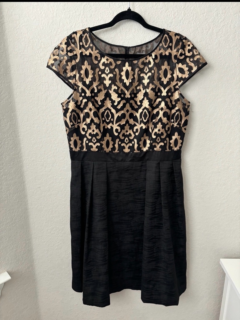 Adrianna Papell Black Dress with Gold Lace Overlay size 16 - Picture 2 of 7
